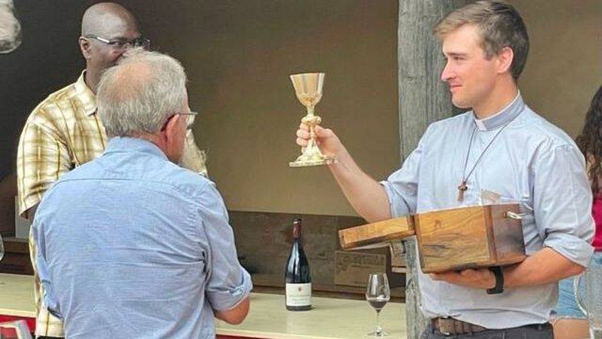 Vincent recibe el cáliz que el párroco dejó para él veinticinco años antes de que naciera.