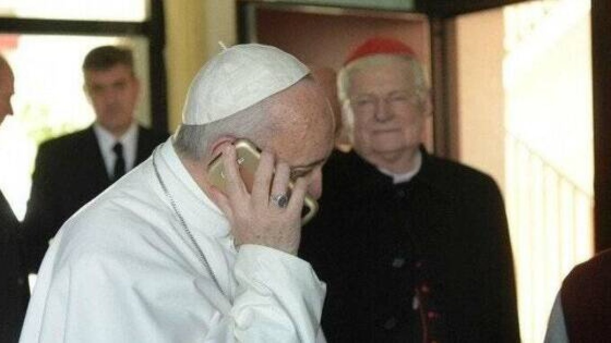 El Papa Francisco al teléfono, en una foto de archivo
