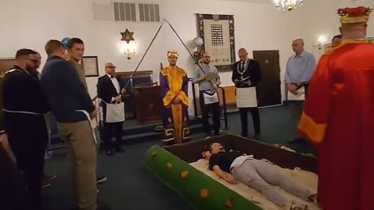 Un momento de la ceremonia de iniciación desvelada mediante cámara oculta por Kyle Clifton.