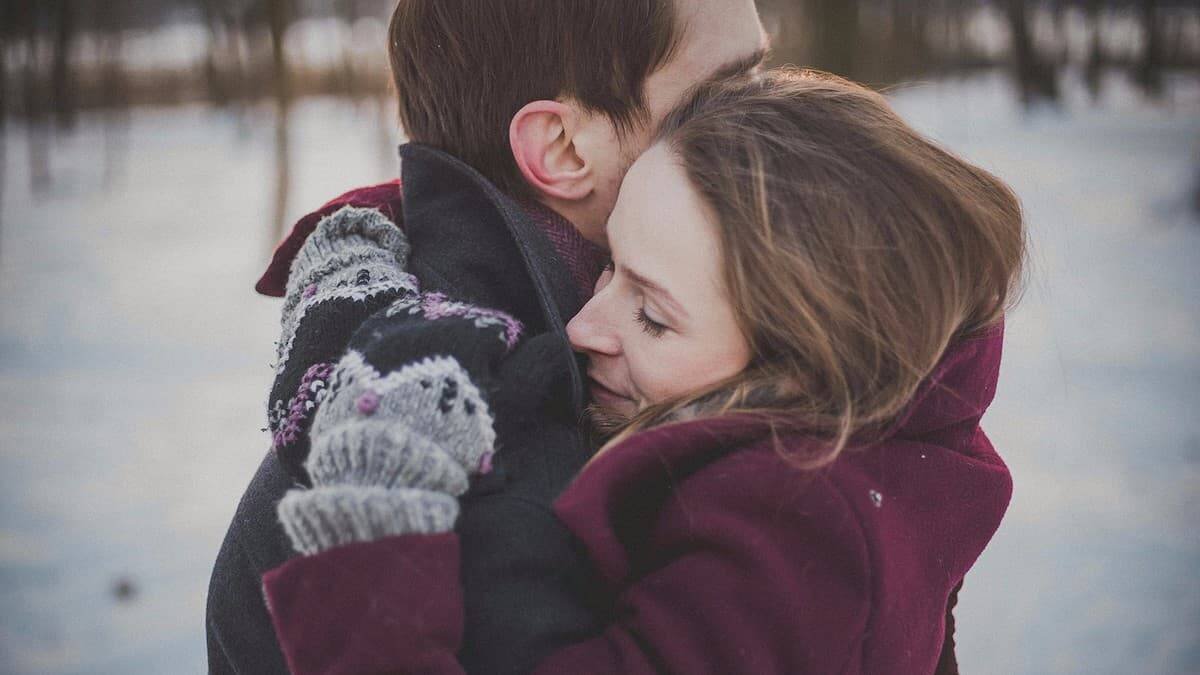Cuando las cosas se complican en un matrimonio, es bueno un gesto que indique que, aunque ahora haya enfado, el amor persistirá. Foto: Freestocks / Unsplash.