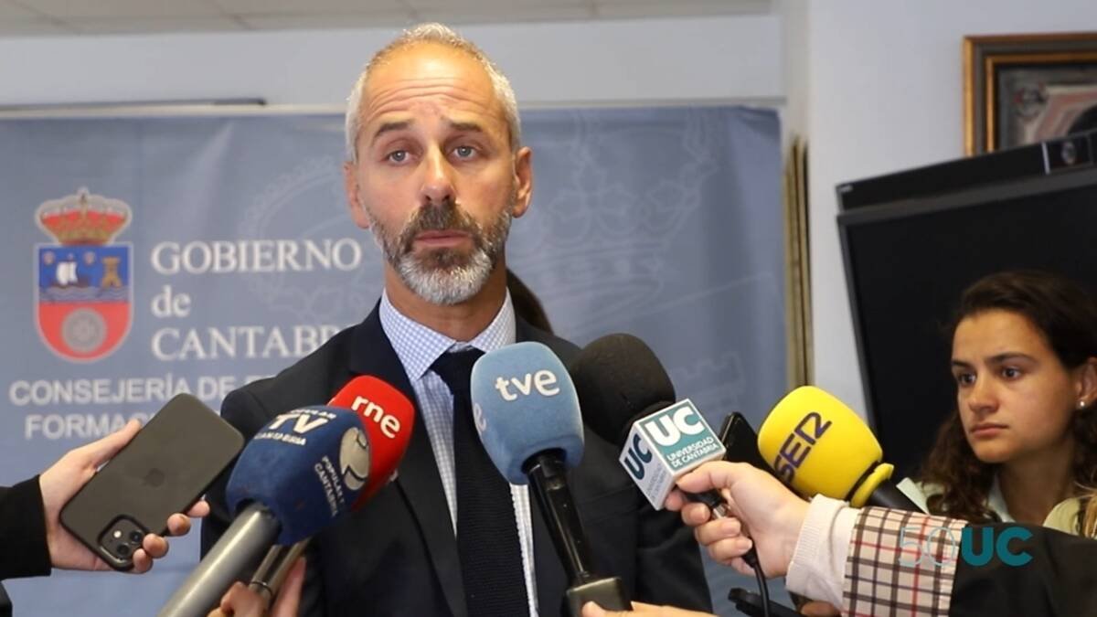 El consejero de educación en Cantabria, Sergio Silva, alerta de los peligros que supone el actual uso de pantallas y redes sociales en menores.