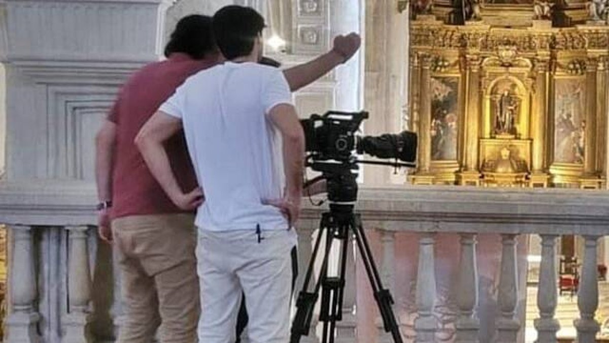 José María y Borja Zavala, padre e hijo y co-directores de 'El latido del cielo', ultiman el rodaje de una escena de la película en el interior de una iglesia.
