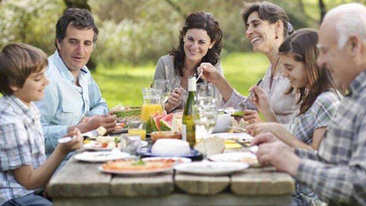 Comer en familia es una de las reglas benedictinas básicas, que los sociólogos confirman que es muy beneficiosa.