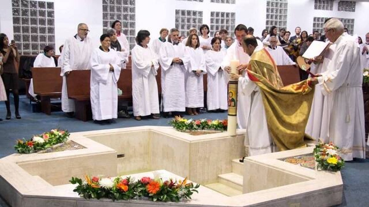 Miembros del Camino Neocatecumenal con túnicas blanca en la Noche de Pascua