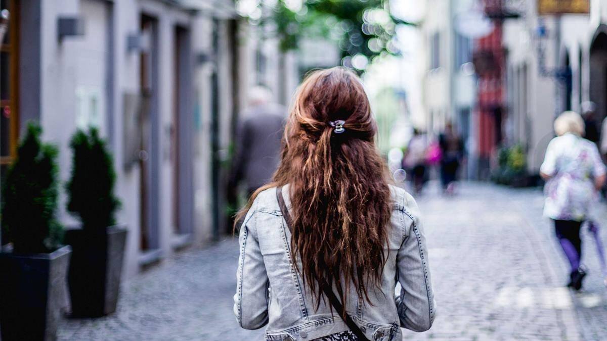 Caminar en lo posible y prescindir de la información sobrante: dos buenos propósitos para centrarse en lo importante de la vida. Foto: Christian Gertenbach / Unsplash.
