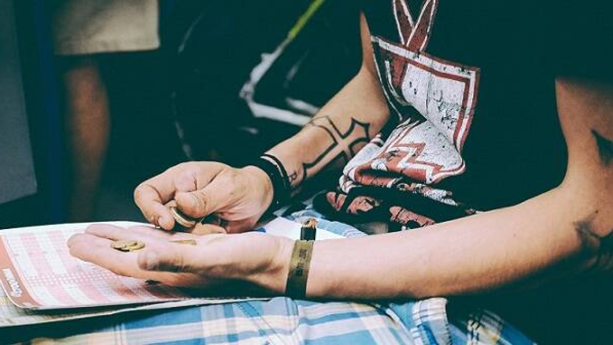 La Biblia y la tradición cristiana enseñan al cristiano a ser generoso y prudente con el dinero, pero más generoso que prudente: Foto: Aris Sfakianakis.