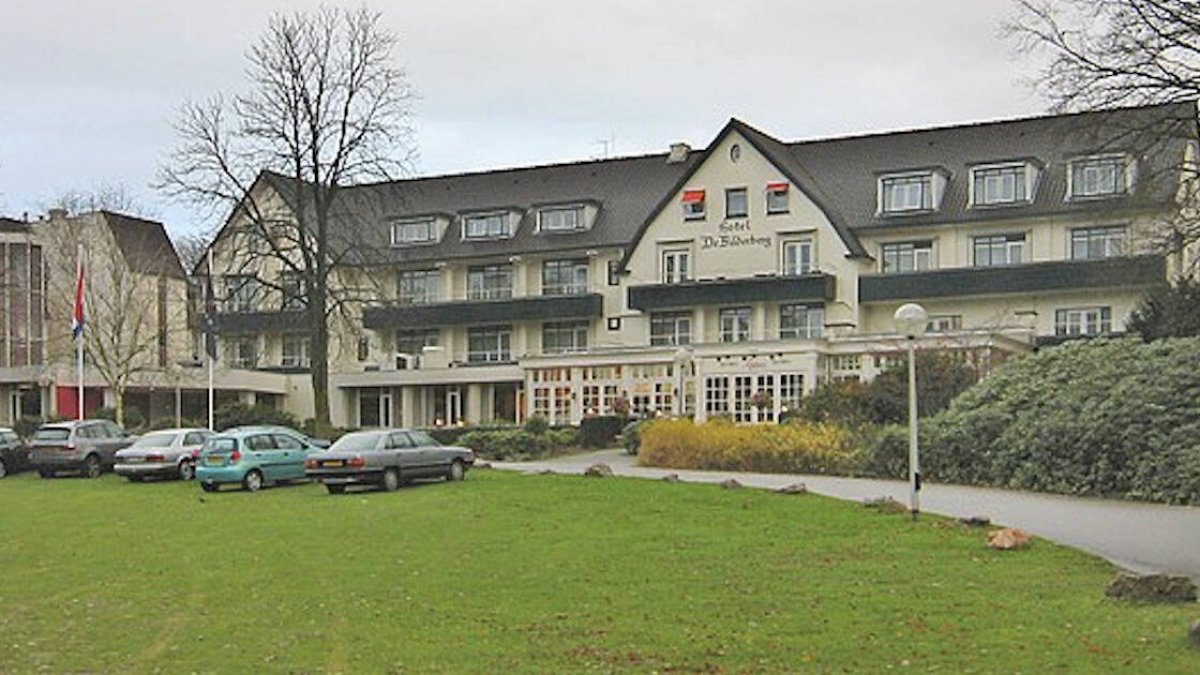 El club se llama así por el nombre del hotel neerlandés donde se celebró la primera reunión en 1954, por iniciativa de Bernardo de Holanda y David Rockefeller.