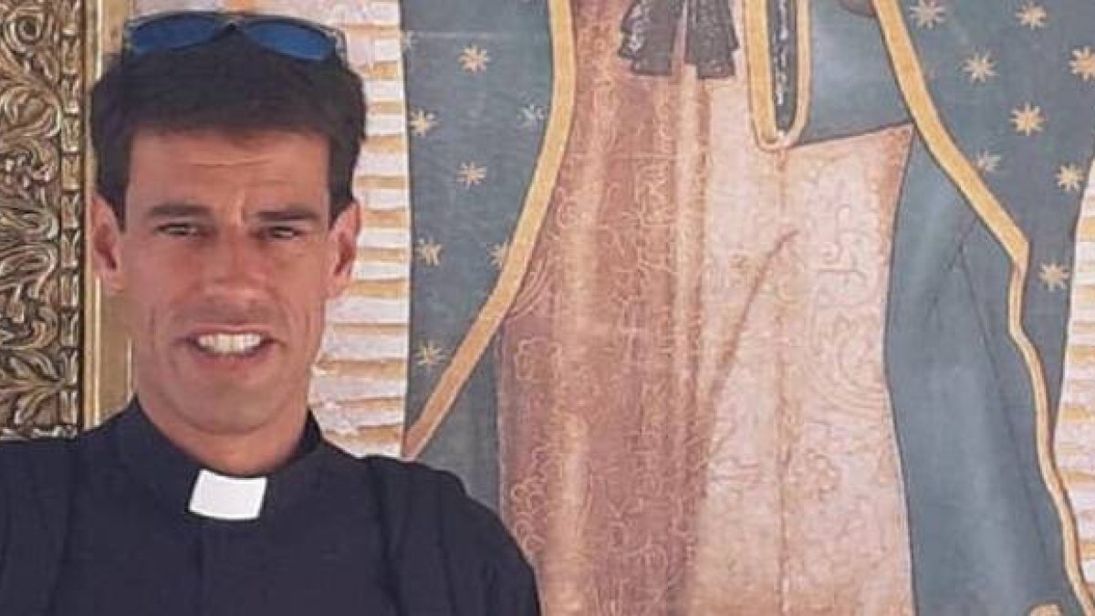 El sacerdote Josep Maria Quintana, junto a un cuadro de la Virgen de Guadalupe