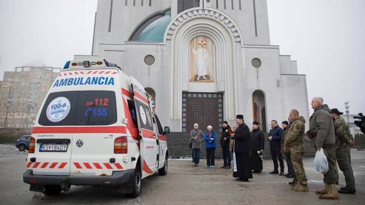 Bendicen ambulancias en la catedral grecocatólica de Kiev, donadas en Europa Oriental