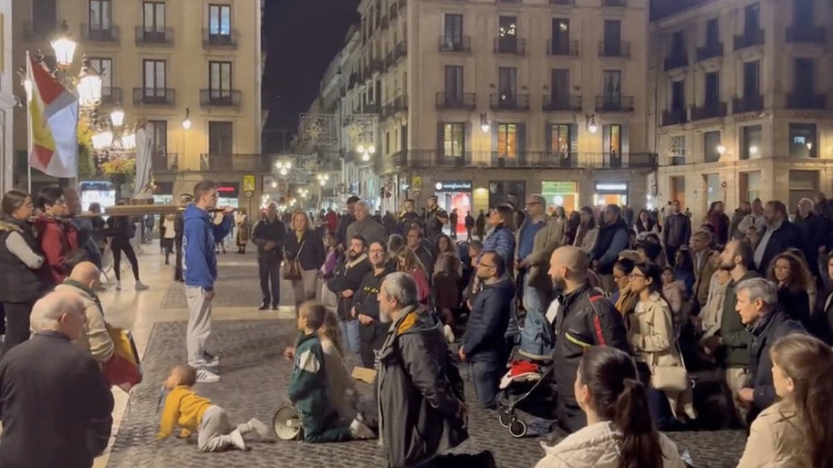 Un sacerdote ha sido el encargado de iniciar el rezo a las 19:15 horas, en el que los participantes permanecieron de rodillas.
