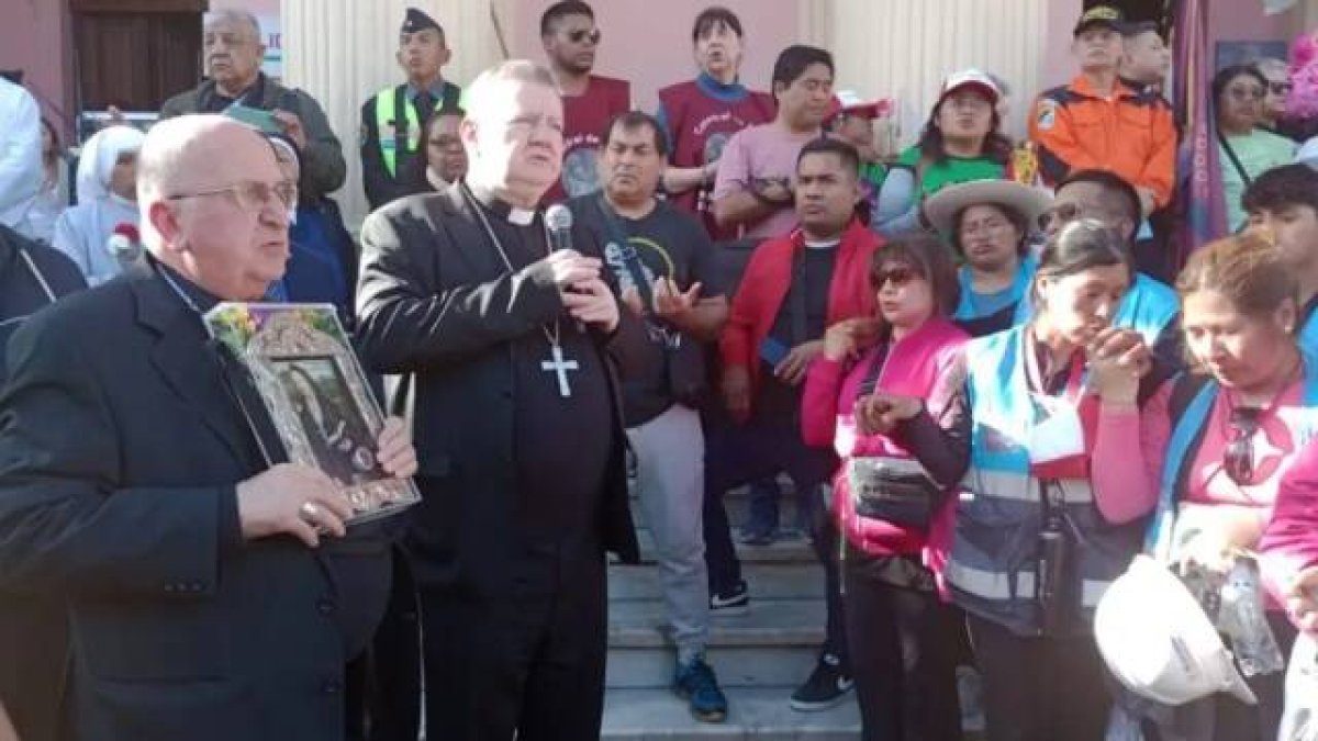 En las puertas de la Catedral de Salta y frente a los peregrinos, Mons. Cargnello sostiene la reliquia de Mama Antula mientras Mons. Adamczyk imparte la bendición. (Foto: El Tribuno de Salta).