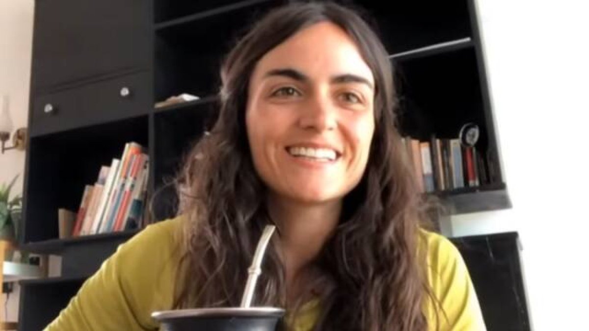 Fátima, joven arquitecta argentina, se alejó de la fe al empezar la universidad. Comenzó un difícil camino en la Nueva Era, el wokismo y con extrañas presencias que la aterorrizaban, de lo que solo la fe pudo librarle.