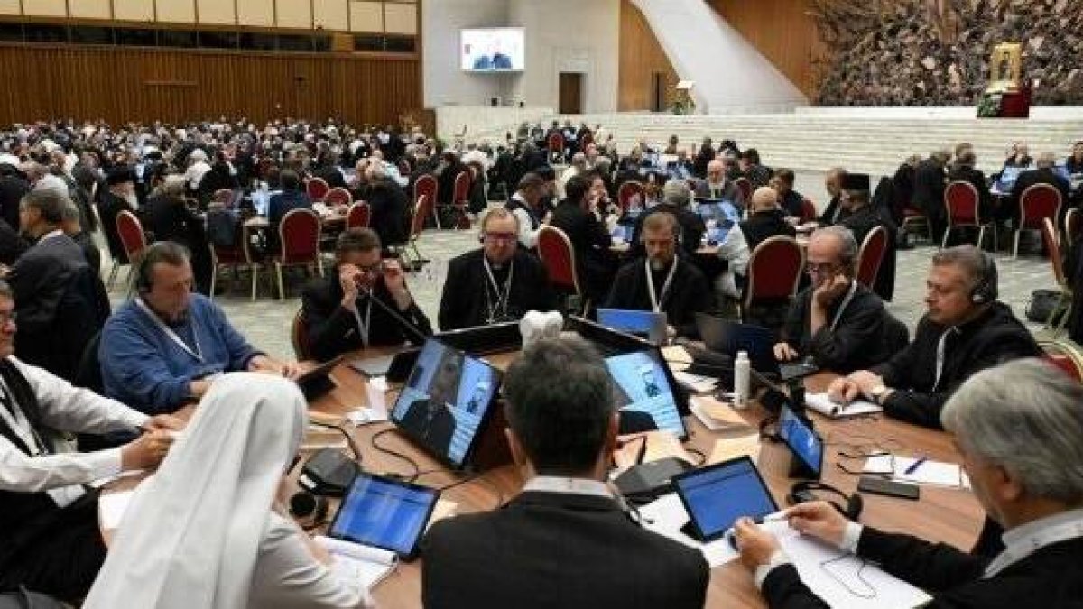 En cada mesa, obispos, sacerdotes, laicos y consagradas hablan, se escuchan y juntos intentan escuchar al Espíritu Santo