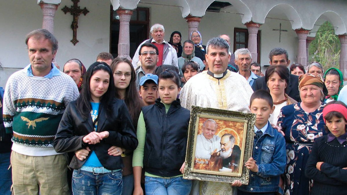 La obra del santo les ha cambiado tanto la vida que le han dedicado una iglesia y un hospital para enfermos terminales.