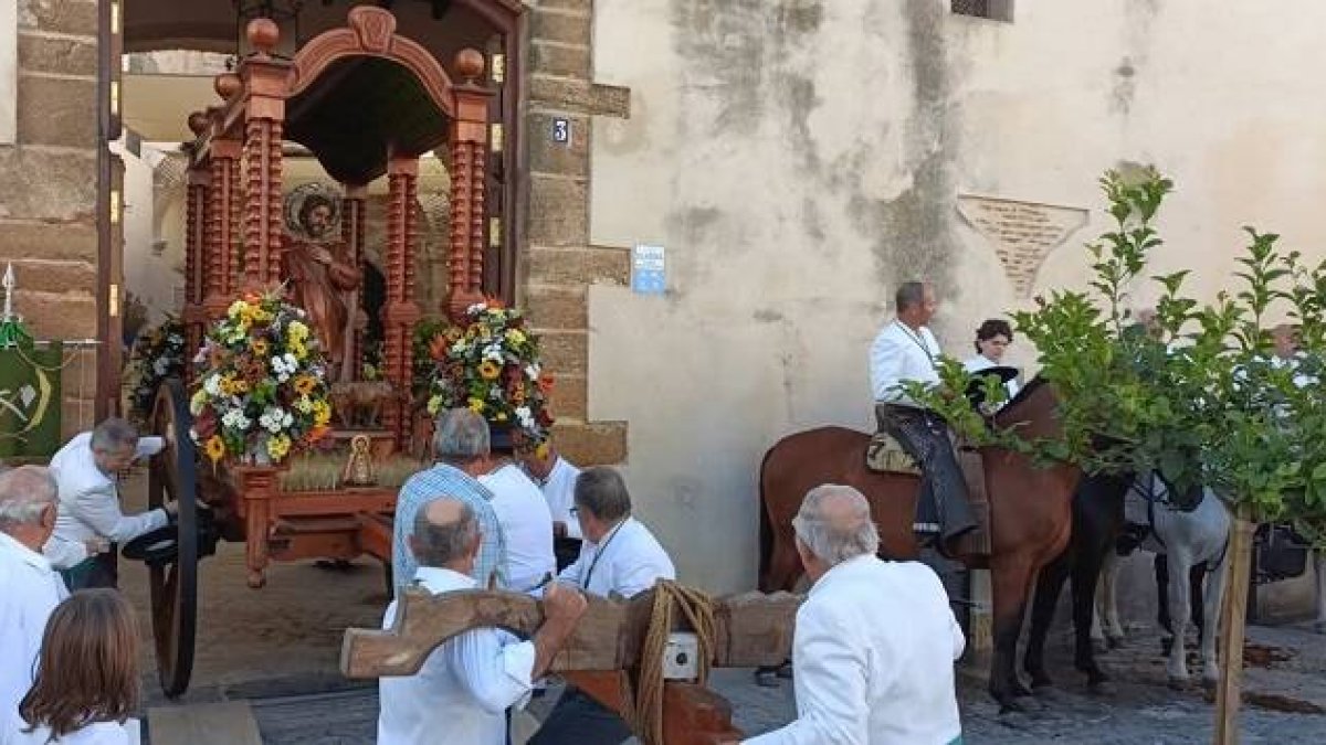 Una escena de devoción popular en Rota, foto de Miguel Ángel Benítez en Rota Cofrade