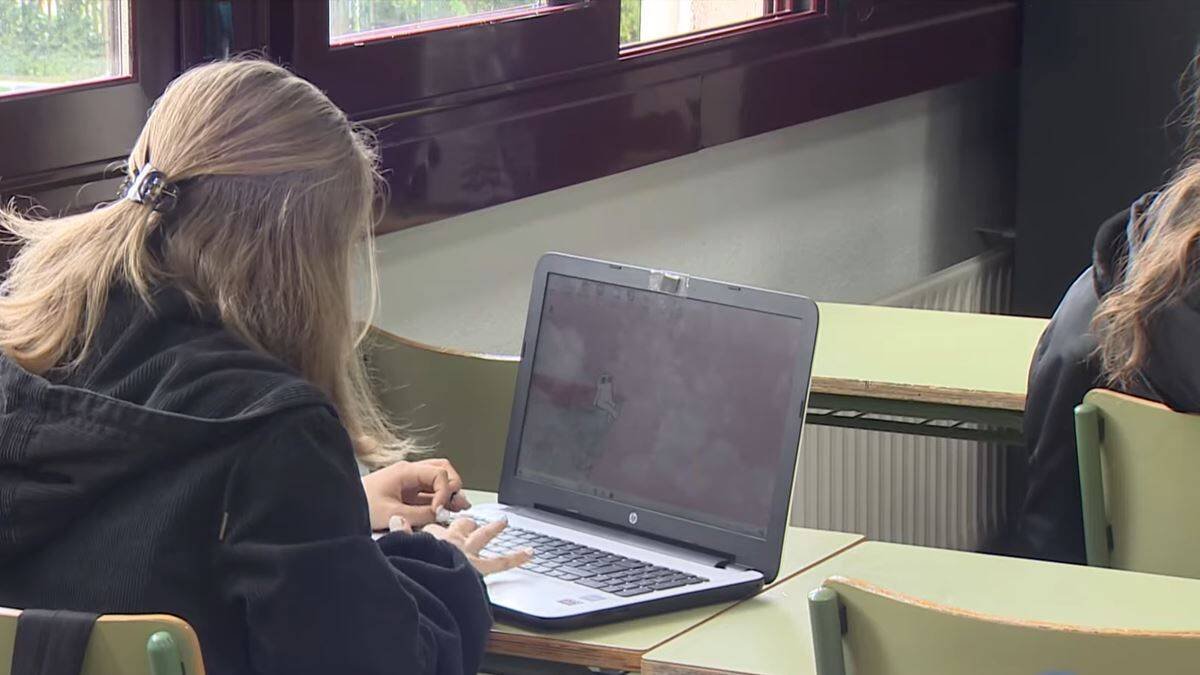 La introducción masiva de los dispositivos móviles en la educación está perjudicando claramente el proceso de aprendizaje de los niños y adolescentes. Imagen: captura RTVE.