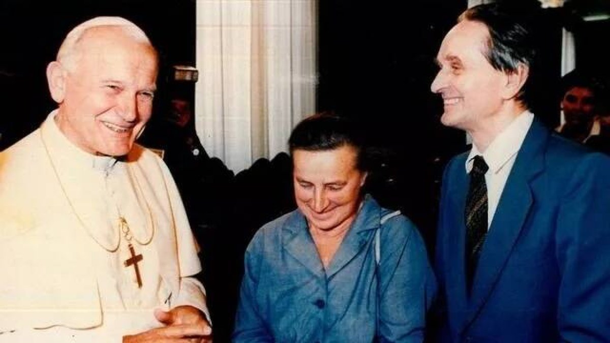 Wanda Półtawska, habla con el Papa Juan Pablo II en compañía de su esposo, el filósofo Andrzej Półtawski, fallecido en 2020.