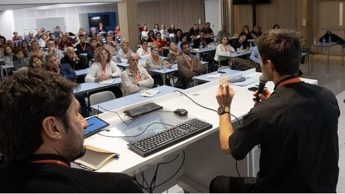 Jesús Úbeda y Oriol Gil cuentan la conversión pastoral de sus parroquias a público bastante novato en el Inspira de Barcelona- foto Agustí Codinachs