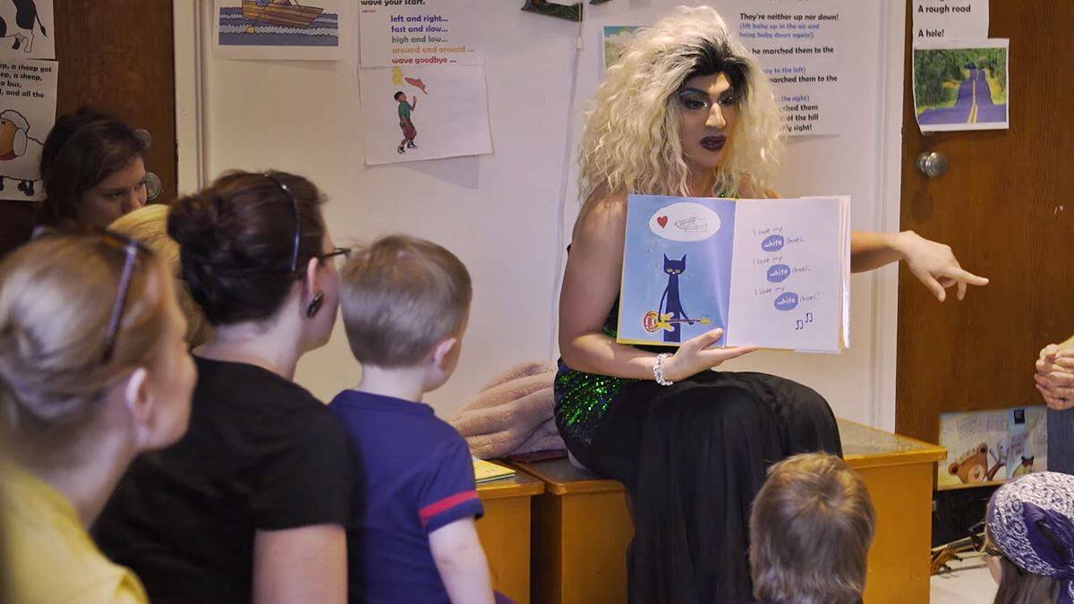 Las 'drag queen' cuentacuentos son en algunos países uno de los métodos de adoctrinamiento en ideología de género para los niños de menor edad, bajo capa de 'inclusión' y 'diversidad'.