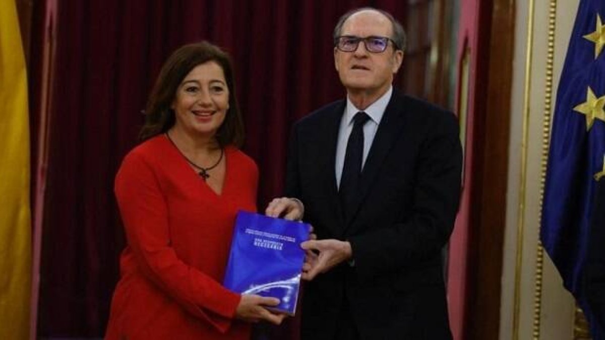 El socialista Gabilondo entrega a la socialista Armengol el estudio de 800 páginas sobre abusos a menores en entornos católicos