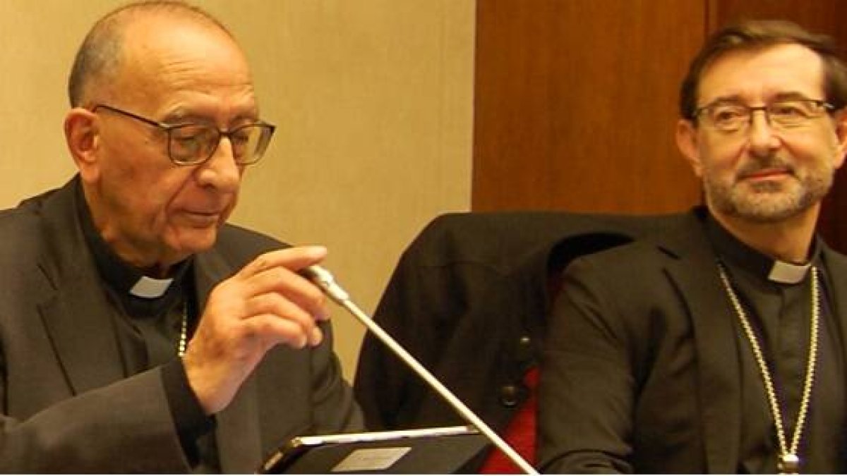 El cardenal Omella junto al cardenal Cobo en la plenaria de los obispos españoles