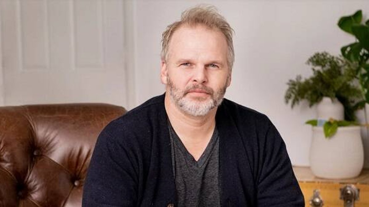 Benjamin Budde, fotografiado por Eli Hiller, cuenta su testimonio de retorno a la fe y sobriedad