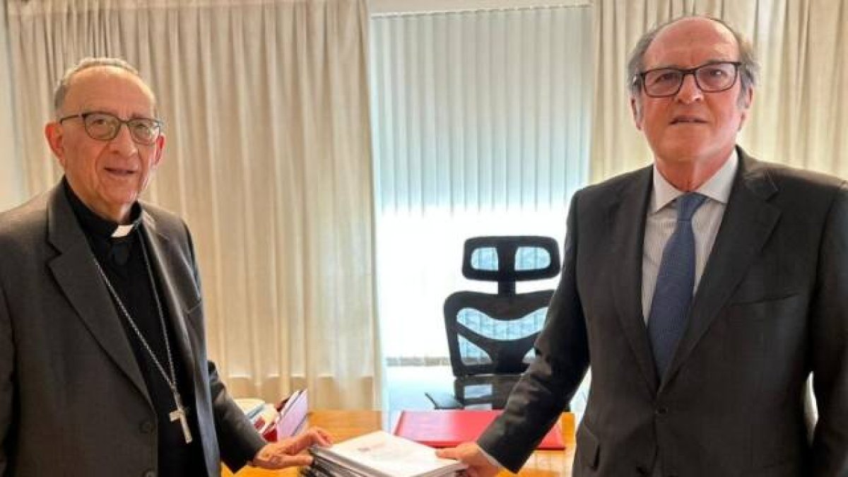 Juan José Omella, durante la entrega al Defensor del Pueblo Ángel Gabilondo de los datos actualizados de abusos recogidos por la Iglesia.