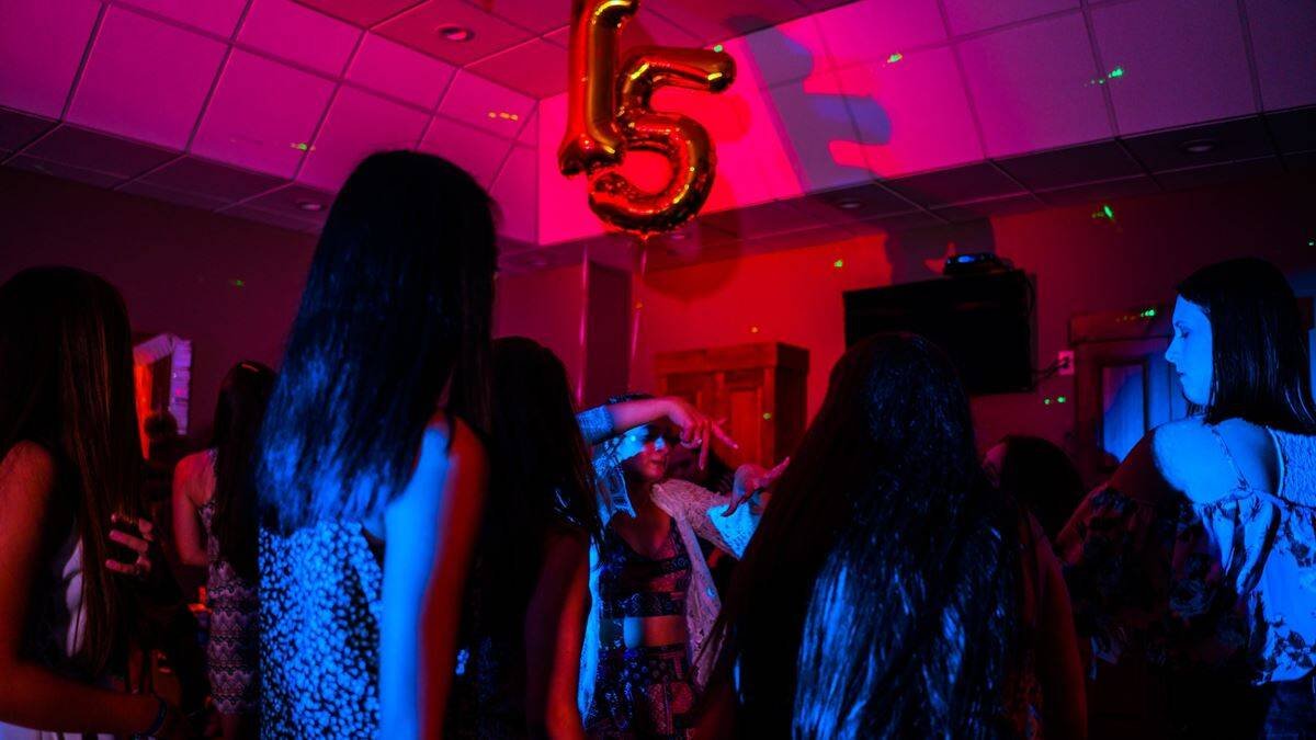 La fijación de normas para las salidas nocturnas adolescentes es clave en la educación de los hijos en la responsabilidad. Foto: André Hunter / Unsplash.