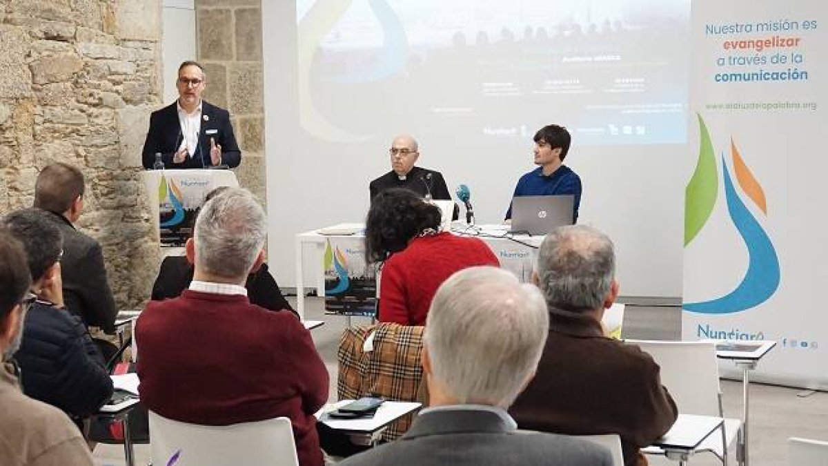 Presentación de Nuntiare en Santiago de Compostela, un evento de Biblia, música, oratoria y evangelización
