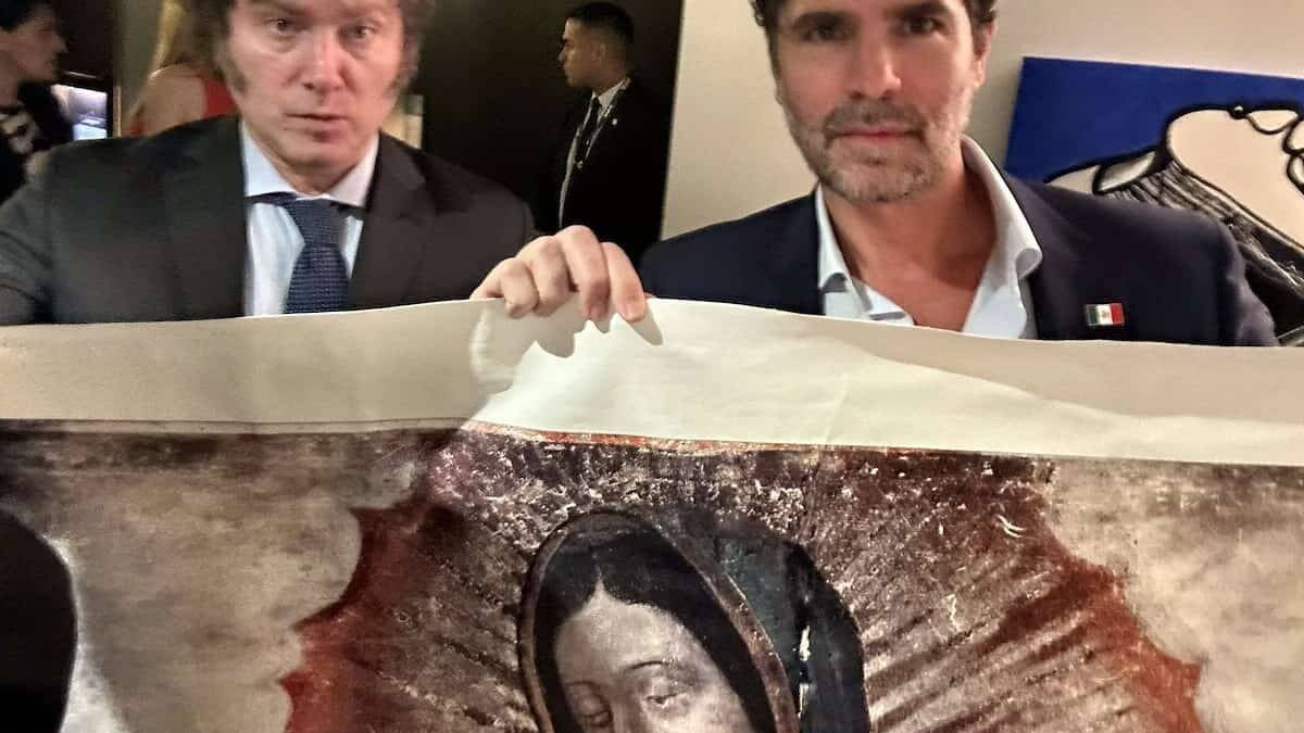 Eduardo Verástegui, junto a Javier Milei y el cuadro de la Virgen de Guadalupe. Foto: Twitter (X) @Everastegui
