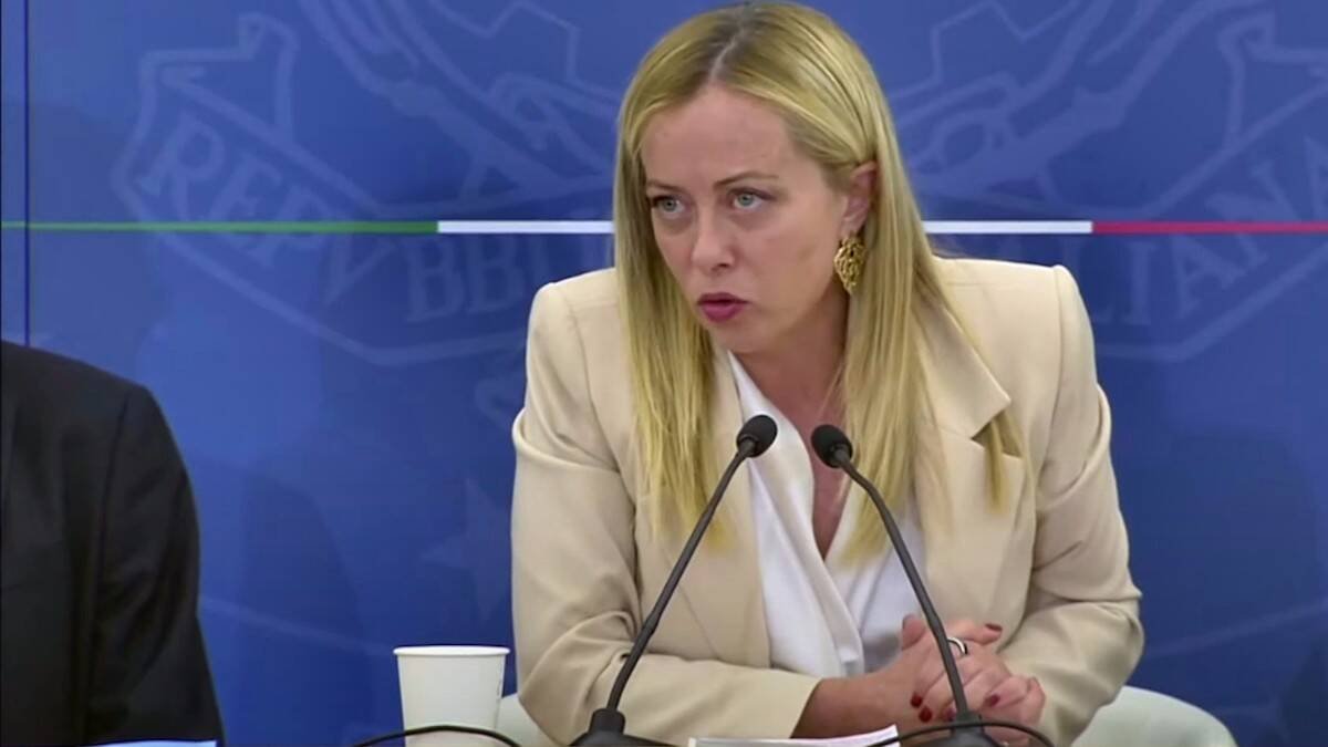 Giorgia Meloni, durante su visita a Caivano, donde anunció nuevas medidas para prevenir y castigar la delincuencia juvenil.