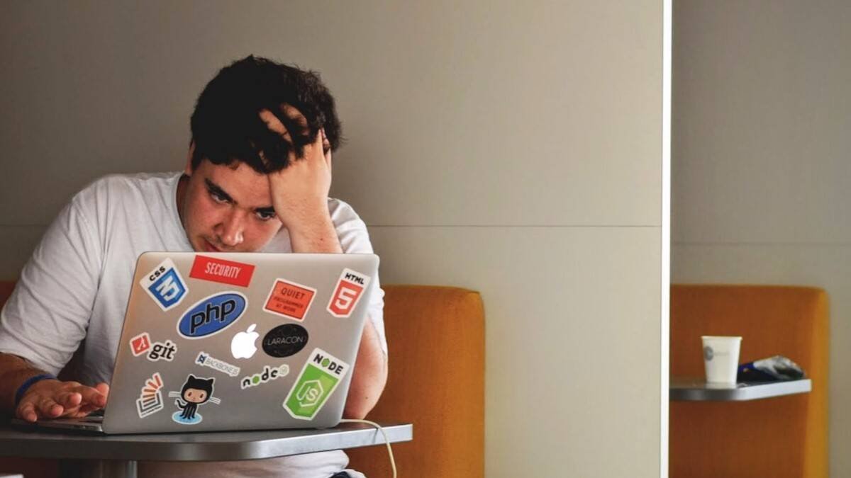 La hipersexualización se ha disparado a través de los dispositivos digitales, creando problemas crecientes de desarrollo psicosocial y afectivo. Foto (contextual): Tim Gow / Unsplash.