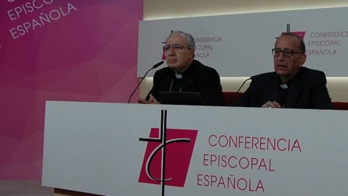 El obispo-portavoz Magán y el cardenal Omella en rueda de prensa sobre los abusos y el informe del Defensor del Pueblo
