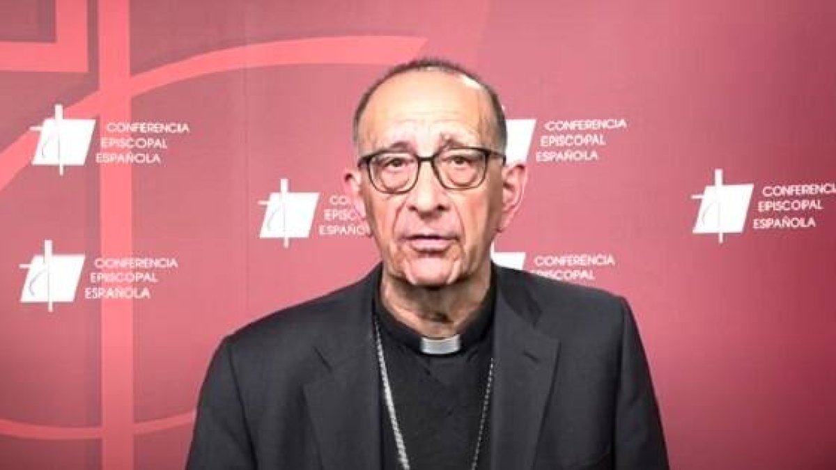 El cardenal Omella, mirando a cámara, ha leído el documento sobre abusos en la Iglesia