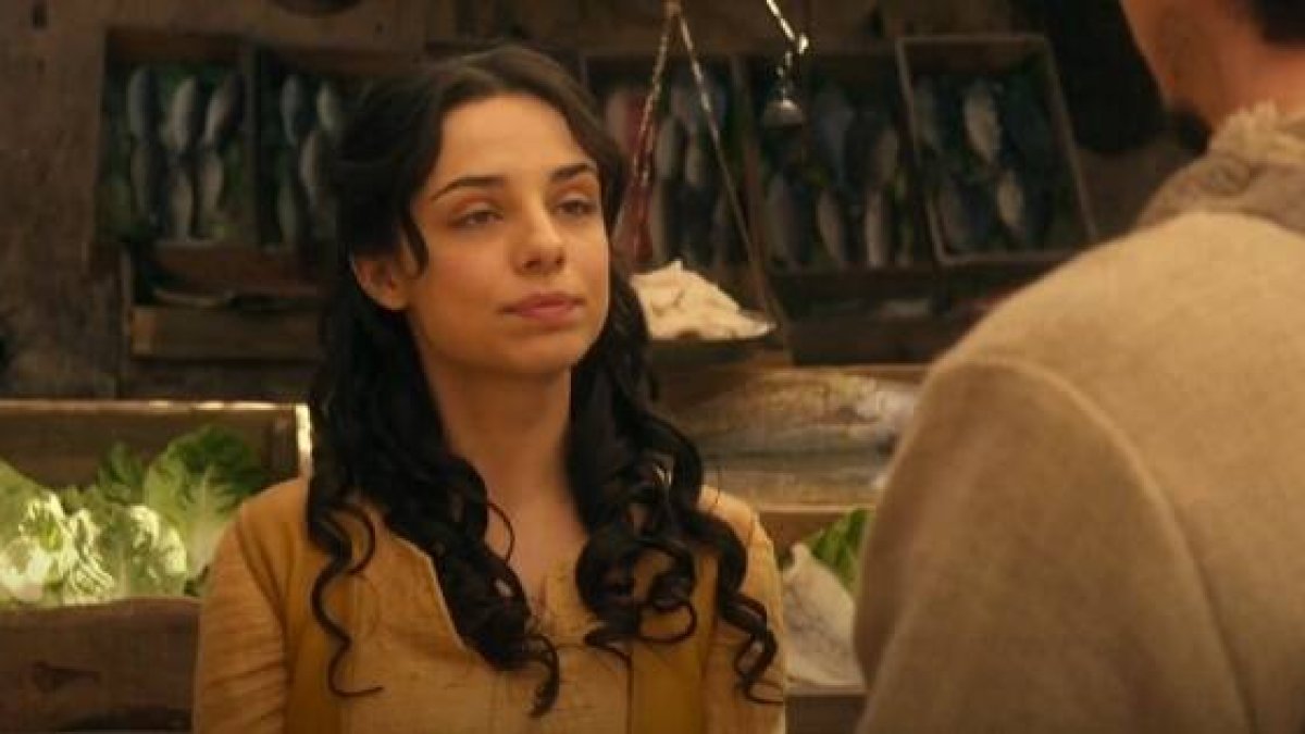 María mira entre escéptica y desdeñosa a José en la película musical Camino a Belén