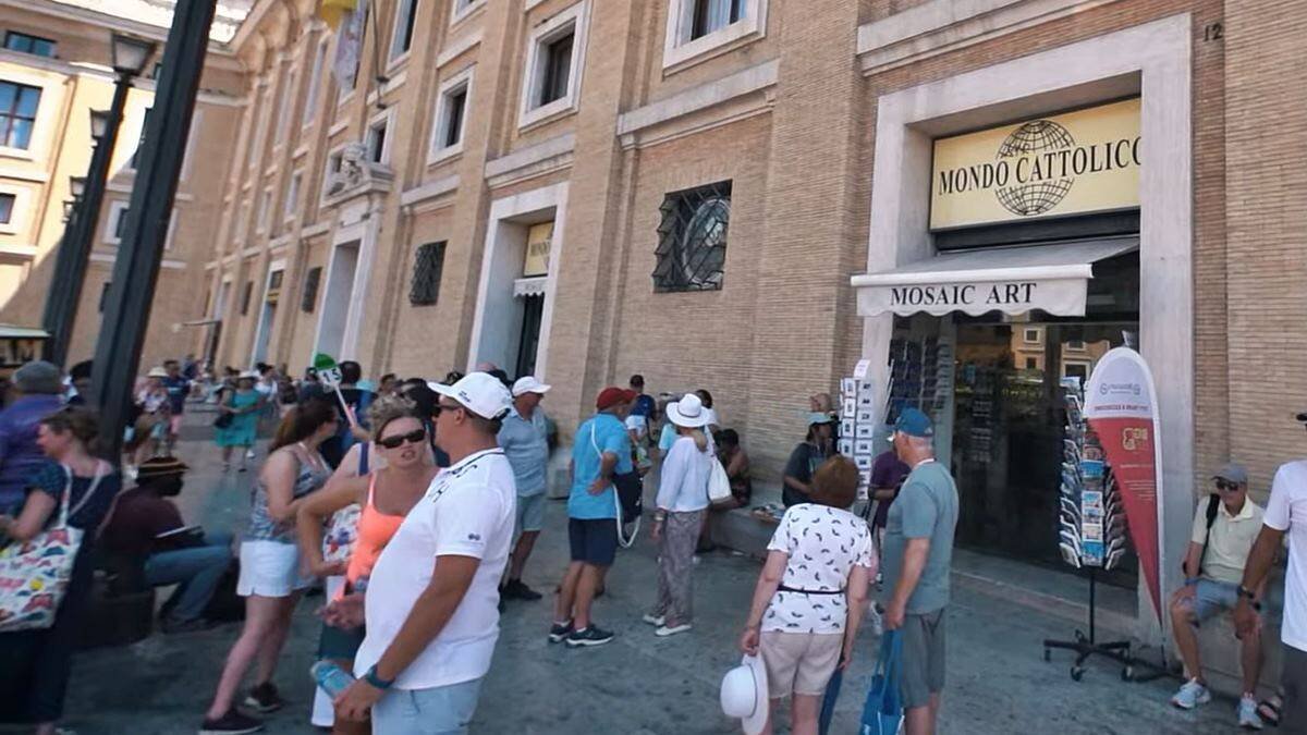 La entrada de la tienda de Mondo Cattolico, en un lugar privilegiado a las puertas de la Plaza de San Pedro.