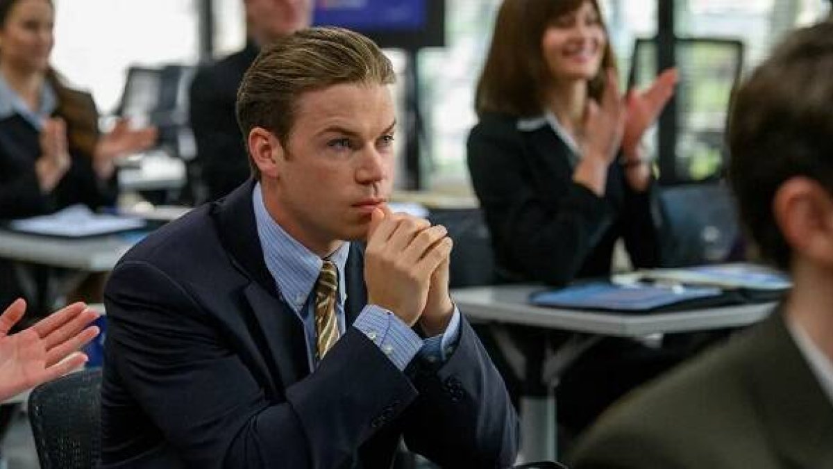Will Poulter en la serie Dopesick es  un vendedor que se hace preguntas por el tratamiento que vende
