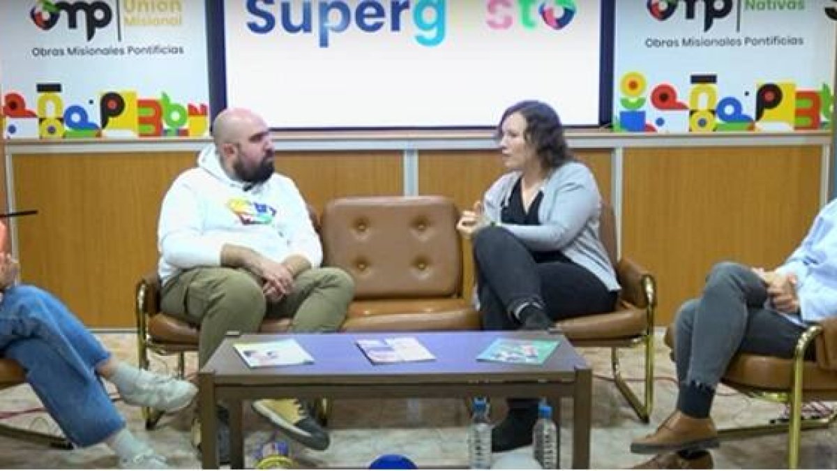 Fran PInilla habla con 3 misioneras jóvenes pero con experiencia en Supergesto