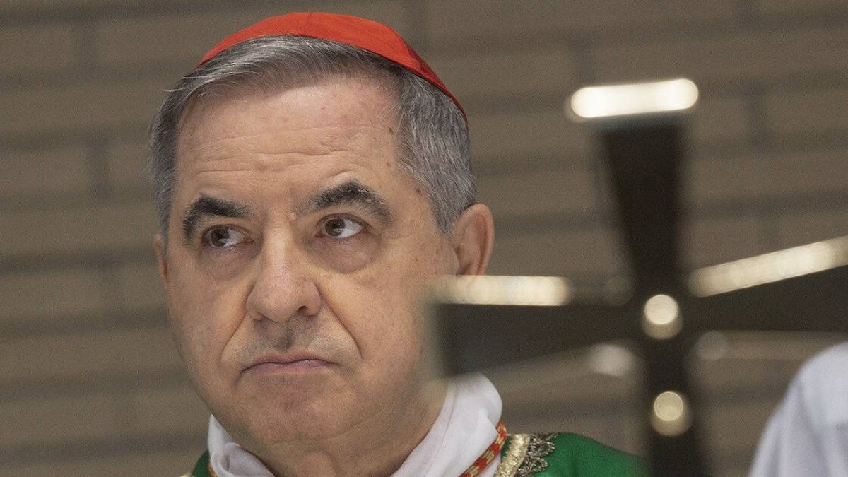 El foco central del juicio al cardenal Becciu se centró en la costosa compra de un edificio en Londres, en Sloane Avenue, como parte de las actividades del Vaticano.