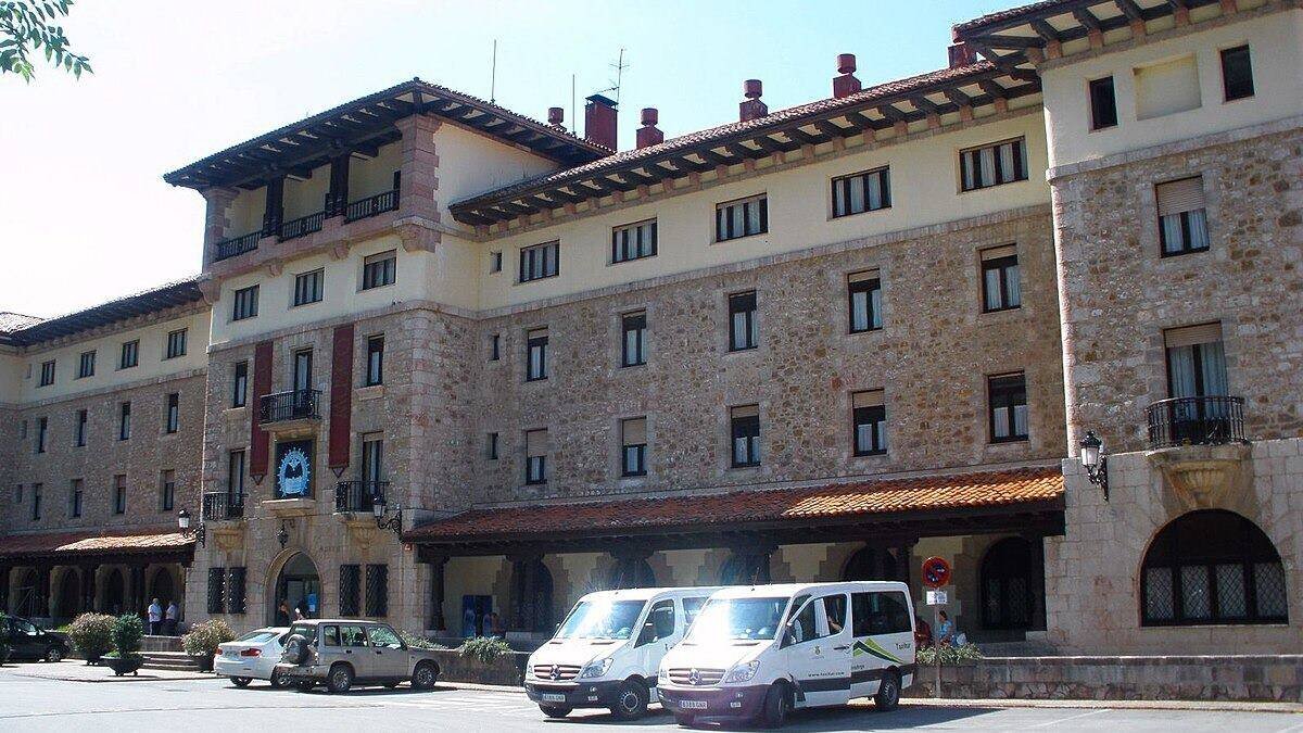 Museo de Covadonga, instalado en el antiguo Hostal Favila, construido entre 1920 y 1931. Foto: Viquipèdia.