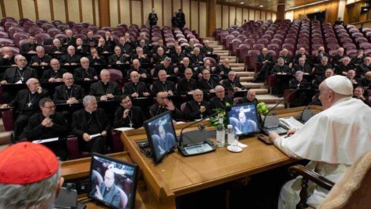 El Papa y los Obispos españoles en el Aula Nueva del Sínodo, durante la reunión convocada para este martes 28 en torno al estado de los seminarios españoles.