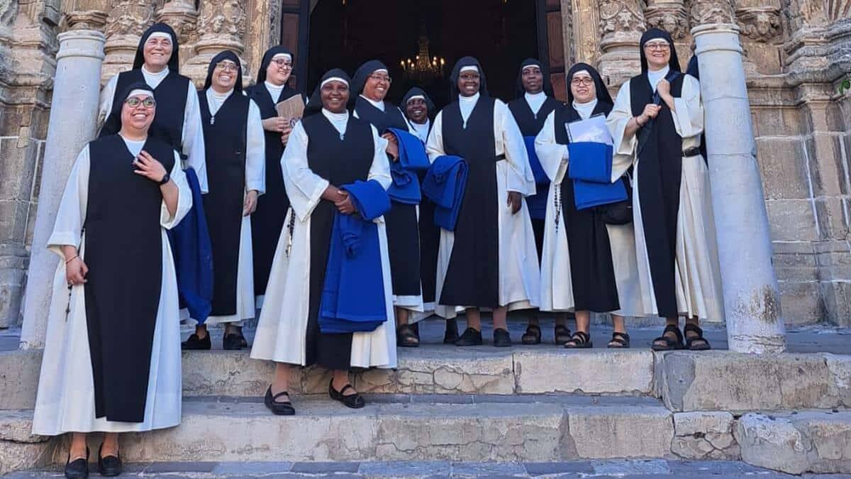 Las comendadoras del Espíritu Santo, ante el pórtico de la basílica de Nuestra Señora de los Milagros, en el Puerto de Santa María (Cádiz), en una salida del pasado septiembre con motivo de la novena de la patrona de la ciudad.