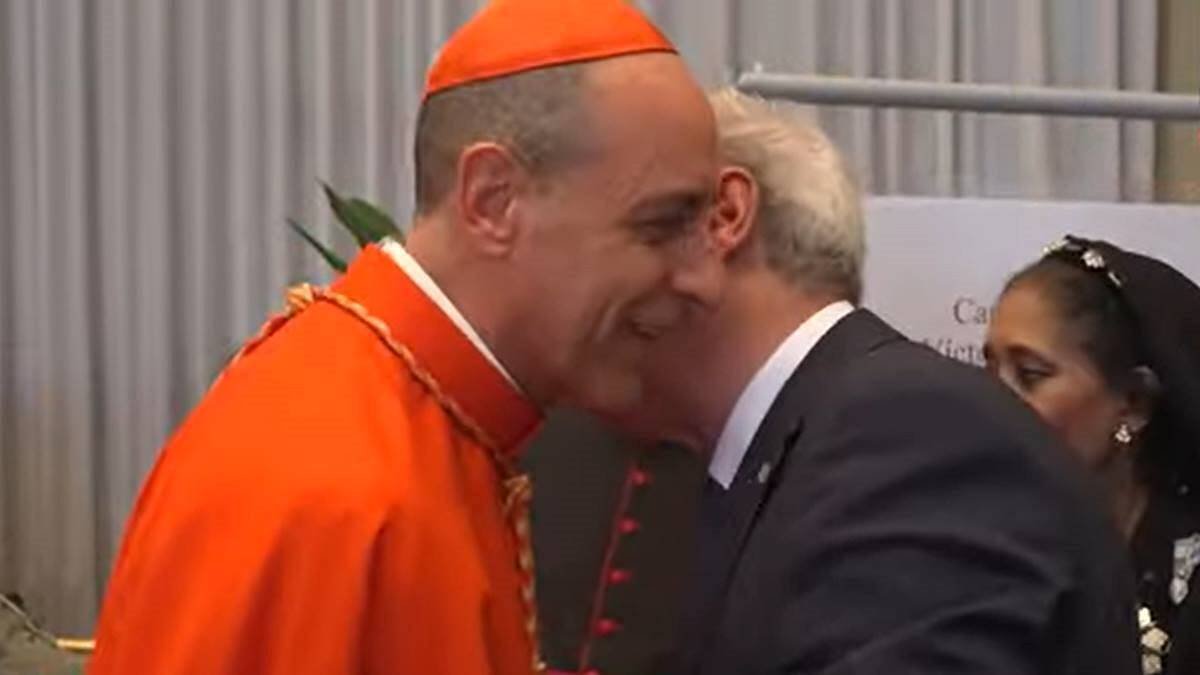 El cardenal Víctor Fernández ha precisado que la bendición de las uniones irregulares o del mismo sexo no implica su legitimación. En la imagen, saludando a amigos y familiares tras su elevación al cardenalato en el consistorio de septiembre pasado.