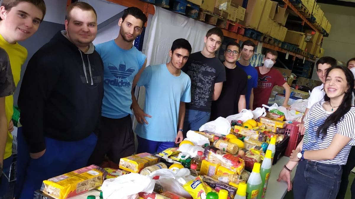 El apostolado asistencial de Jóvenes de San José pide la colaboración ciudadana para poder llenar su banco de alimentos (en la imagen) y continuar atendiendo a cientos de familias barcelonesas.