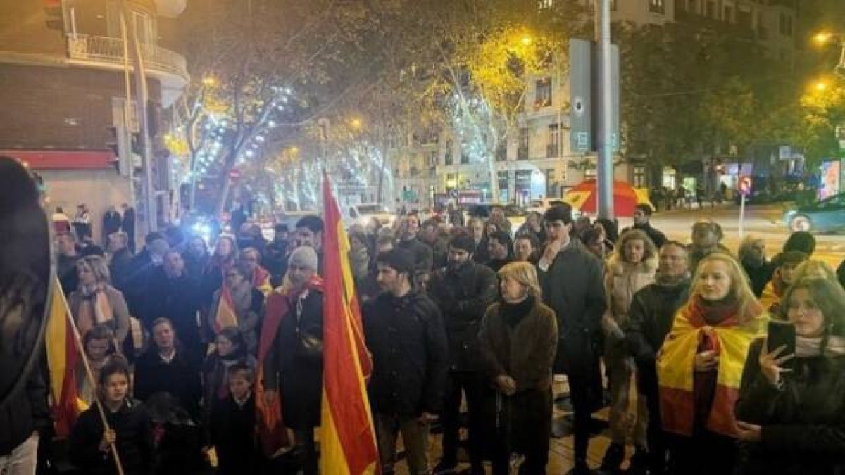 Algunos de los fieles que rezan el rosario en la calle Ferraz, en el marco de las concentraciones ante la sede del Partido Socialista.
