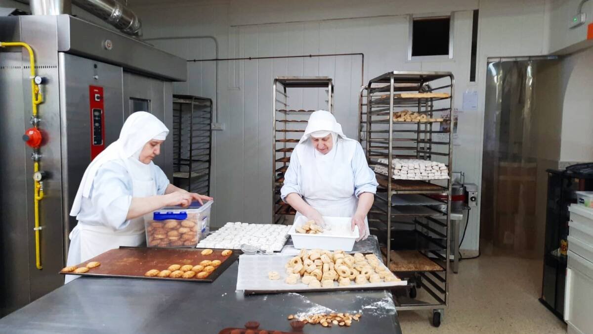Más de 80 conventos, cerca de 1000 productos, dulces y objetos artísticos y contemplación: las grandes atracciones de la I Feria Monástica de  dulces y belenes de Contemplare, que se celebra el puente de la Inmaculada en la Plaza Mayor de Madrid.