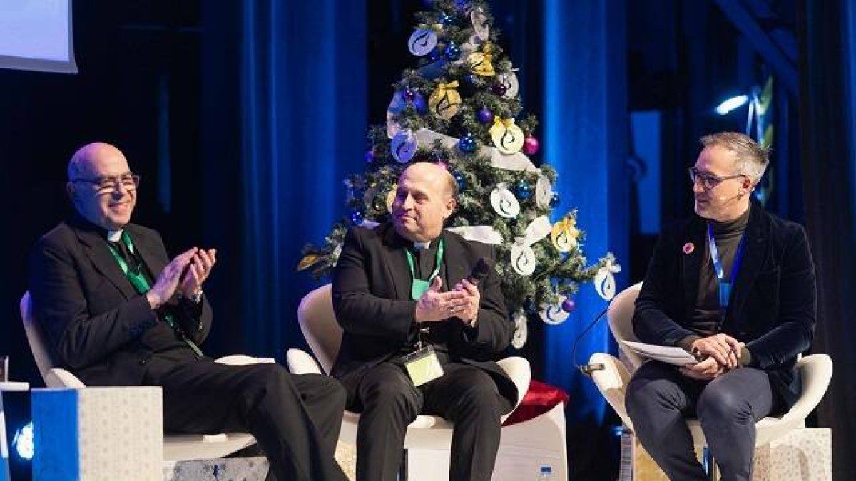 El arzobispo de Santiago y el párroco de San Fernando en las conclusiones del evento Nuntiare en Compostela