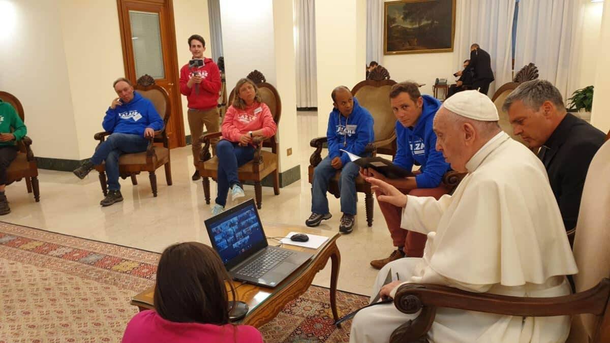Francisco, en su reunión con la comunidad Lázaro en mayo de 2020.
