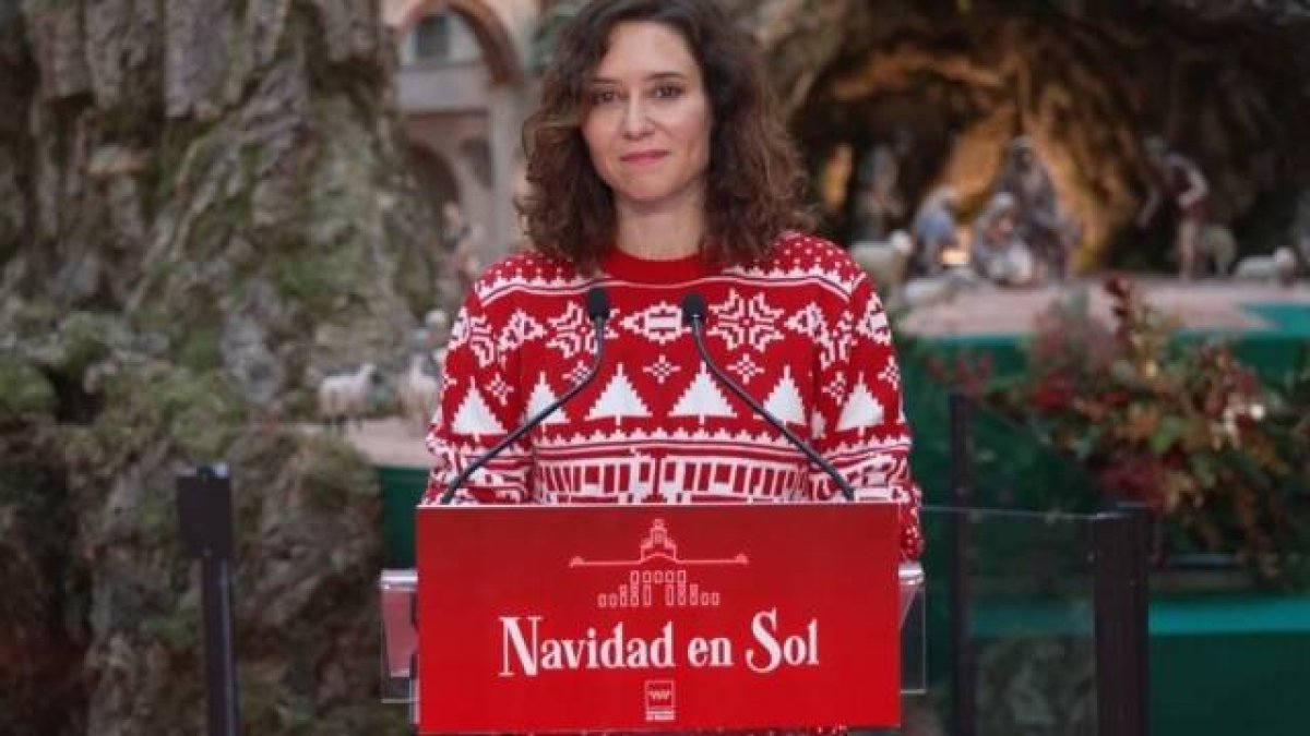 La presidenta de la Comunidad de Madrid, Isabel Díaz Ayuso, inauguró el tradicional belén de la Casa de Correos de la Puerta del Sol.