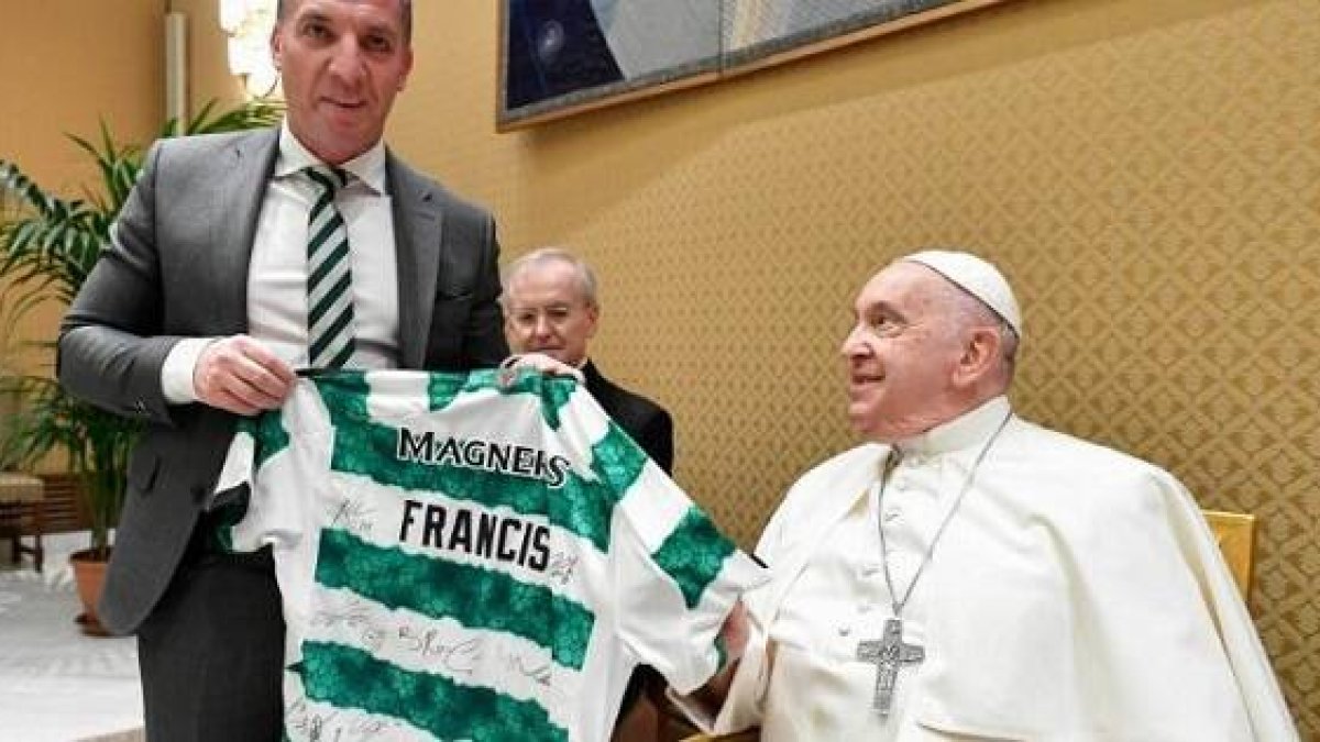 Entregan al Papa una camiseta del Celtic de Glasgow firmada por sus jugadores